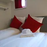 Inside Five מלון דירות