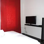 מלון דירות Inside Five 3*