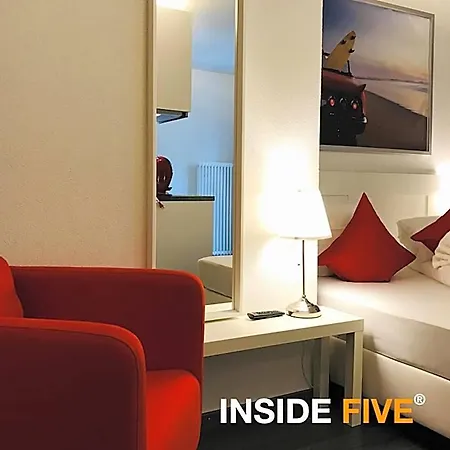 מלון דירות Inside Five 3*