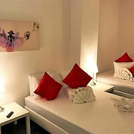 מלון דירות Inside Five 3*