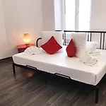 Inside Five מלון דירות